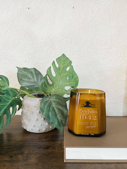 Recycled 1942 Candle: Amber/Sandalwood/Leather / Medium